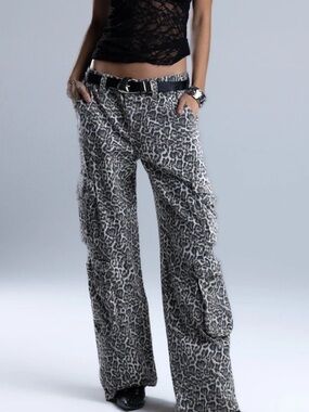 Low-rise, wide-leg cargo pants, relaxed baggy trendy animal print jeans